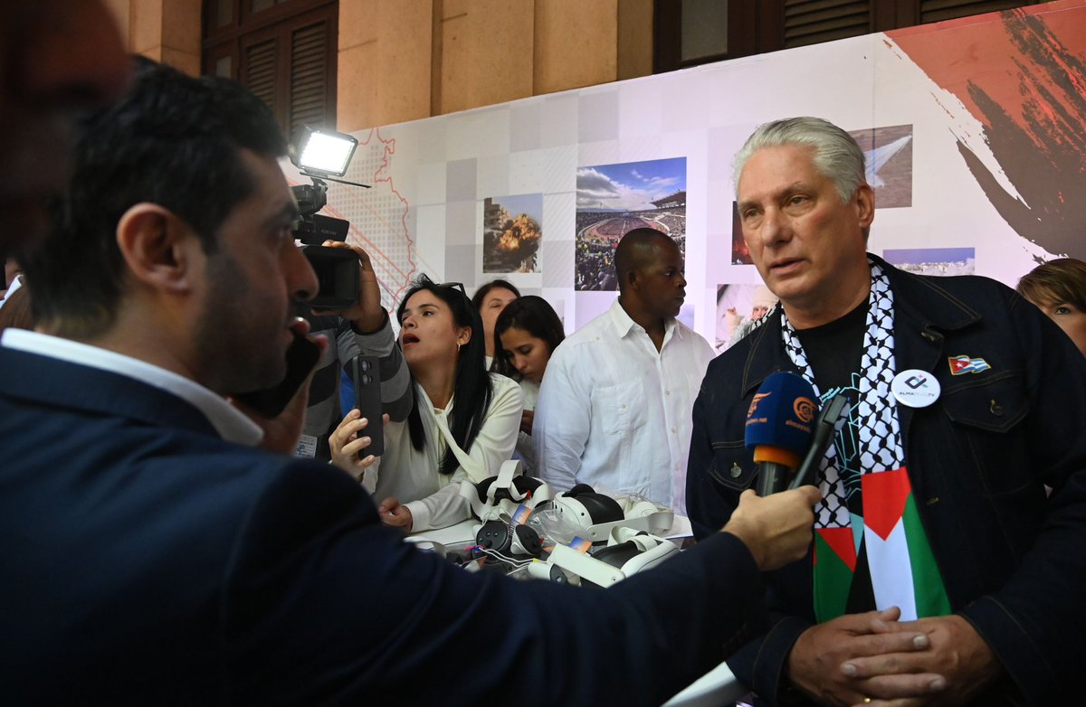 PresidenciaCuba's tweet photo. 🇨🇺| El presidente @DiazCanelB asistió esta tarde al IV Coloquio Internacional Patria, que sesiona en la Universidad de La Habana hasta hoy.

En su Feria Expositiva compartió con periodistas, comunicadores, analistas, que desde más de 40 países se reúnen en este importante foro. https://t.co/yRbN2CDcV4