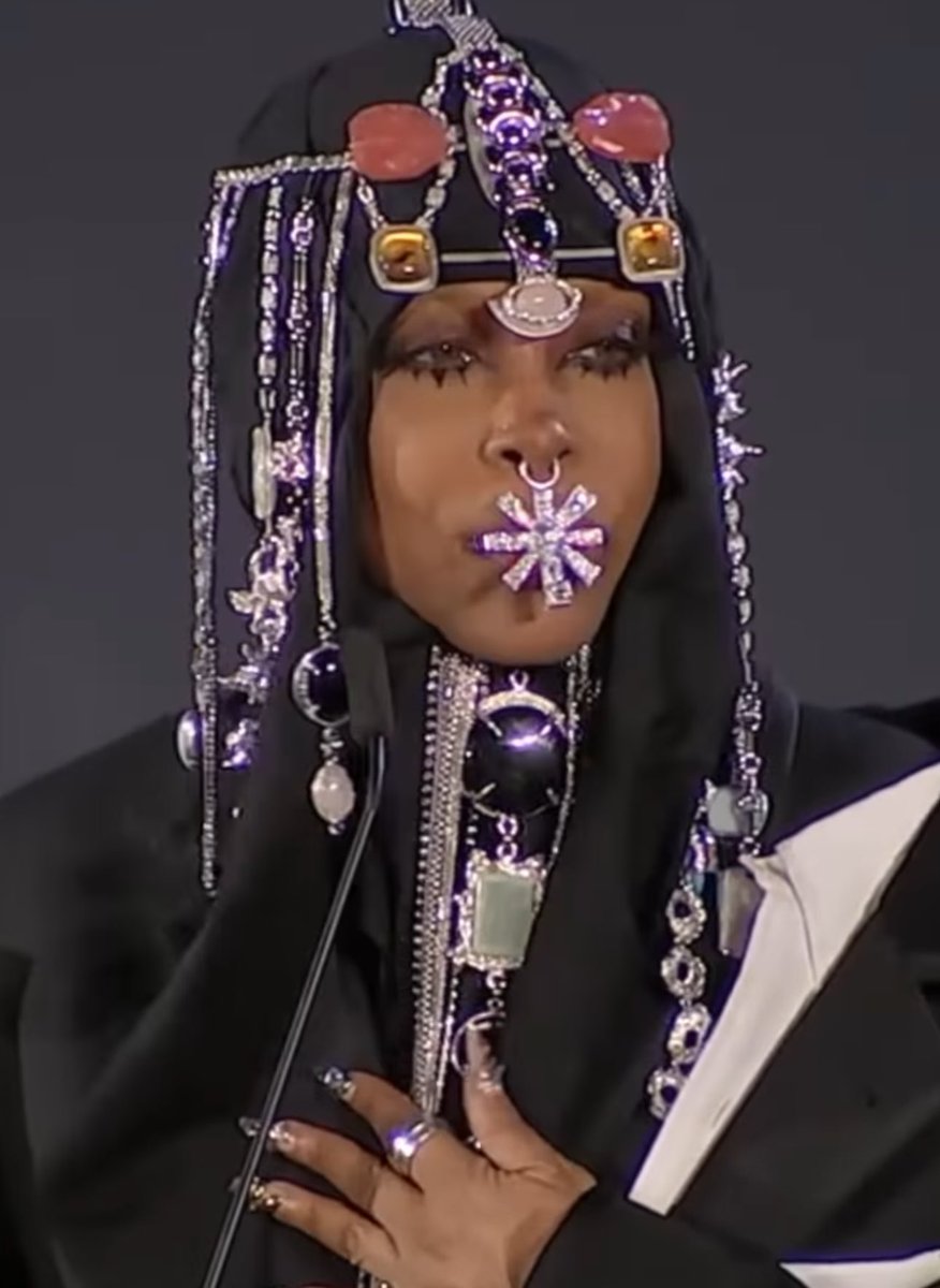 StreetFashion01's tweet photo. Erykah Badu is Dropping a new Album Produced by The Alchemist! https://t.co/hzmZO3bogg