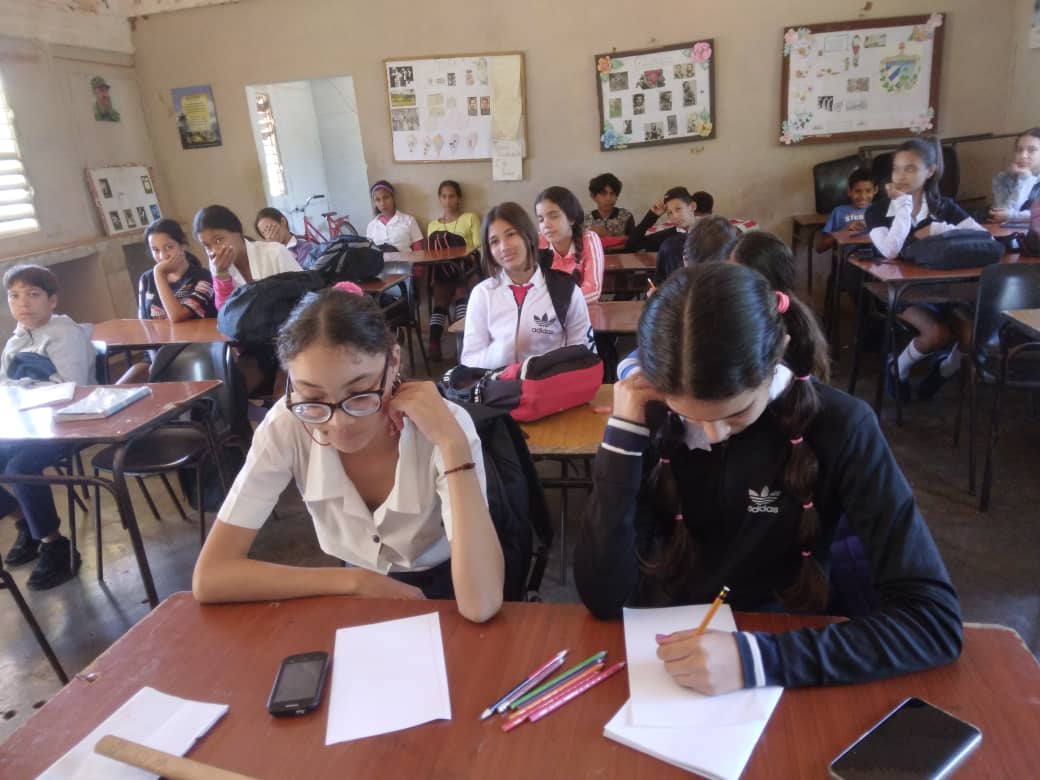 Desarrollan charlas educativas con los educandos de la ESBEC 1ro de Enero del municipio Venezuela #CiegodeAvila sobre las adicciones y sus consecuencias. #CubaMined #ToleranciaCero