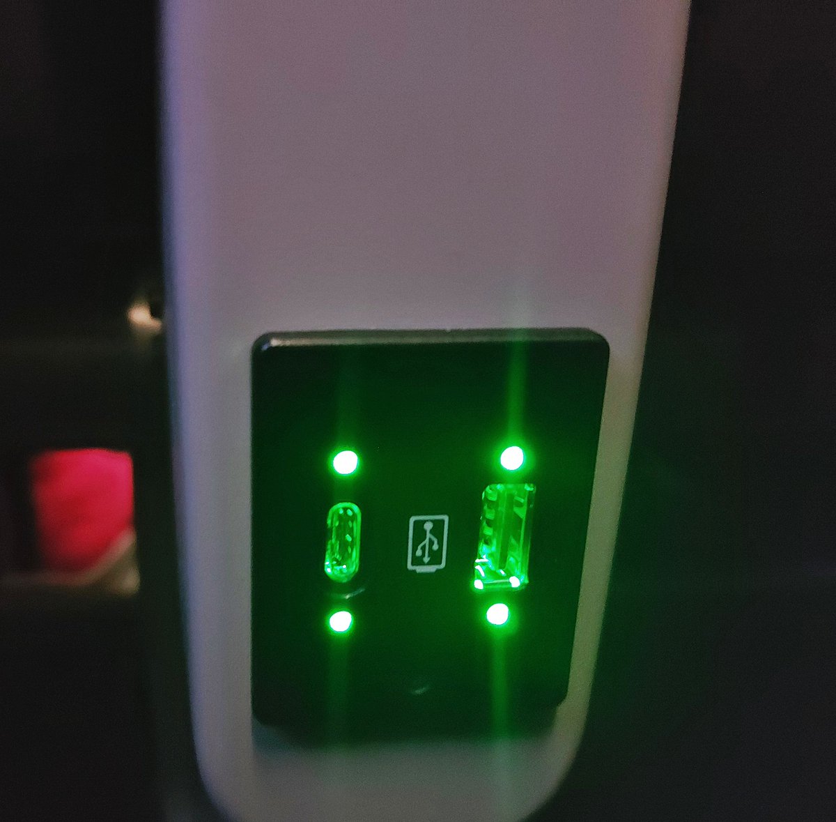 Michaelkelly707's tweet photo. This evening I have flown from @HeathrowAirport to #DublinAirport on @AerLingus flight #EI173 , a 2022 Airbus A320neo #EINSB . The term #ChalkandCheese comes to mind compared with my outbound A320neo experience
This was cramped with a different interior. Also no recline
#PaxEx https://t.co/3qMXpsGvhP