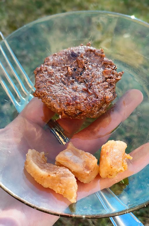 A quick snack before hitting the trails. Beef, tallow, and crackling lightly seared on both sides to keep up with the energy level of my best friend, the furry one🐕. Our informed choice is a full-value, non-vegetarian diet.
#HikingFuel
#welovePKD