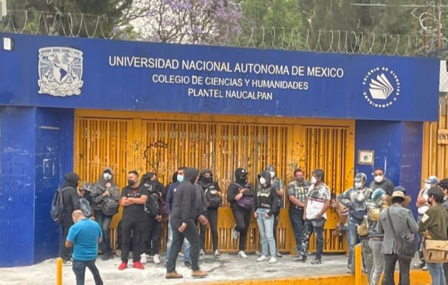 PLATA11CDMX's tweet photo. Autoridades del #CCHN @pulsocchn informa sobre los hechos en los que un alumno atacó a un profesor.
El alumno ya está en la @FiscaliaEdomex para que se realicen las investigaciones https://t.co/8e9gfqYKBc
