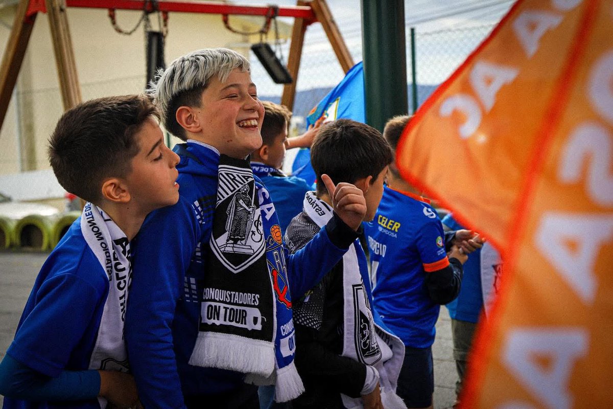 CabineSport's tweet photo. Quem disse que não é possível unir dois clubes de realidades opostas em prol de um bem maior?

No âmbito da iniciativa “Conquistadores On Tour”, o Rebordosa AC e o Vitória SC uniram-se para proporcionar uma tarde diferente e única aos alunos da Escola Básica da Serrinha, em Rebordosa.

Nelson Oliveira (Vitória SC), Pedro Soares e Kenedy Có (Rebordosa AC) fizeram as delícias das crianças dando autógrafos e respondendo a curiosidades dos mais novos.

O futebol sorriu! 🤩