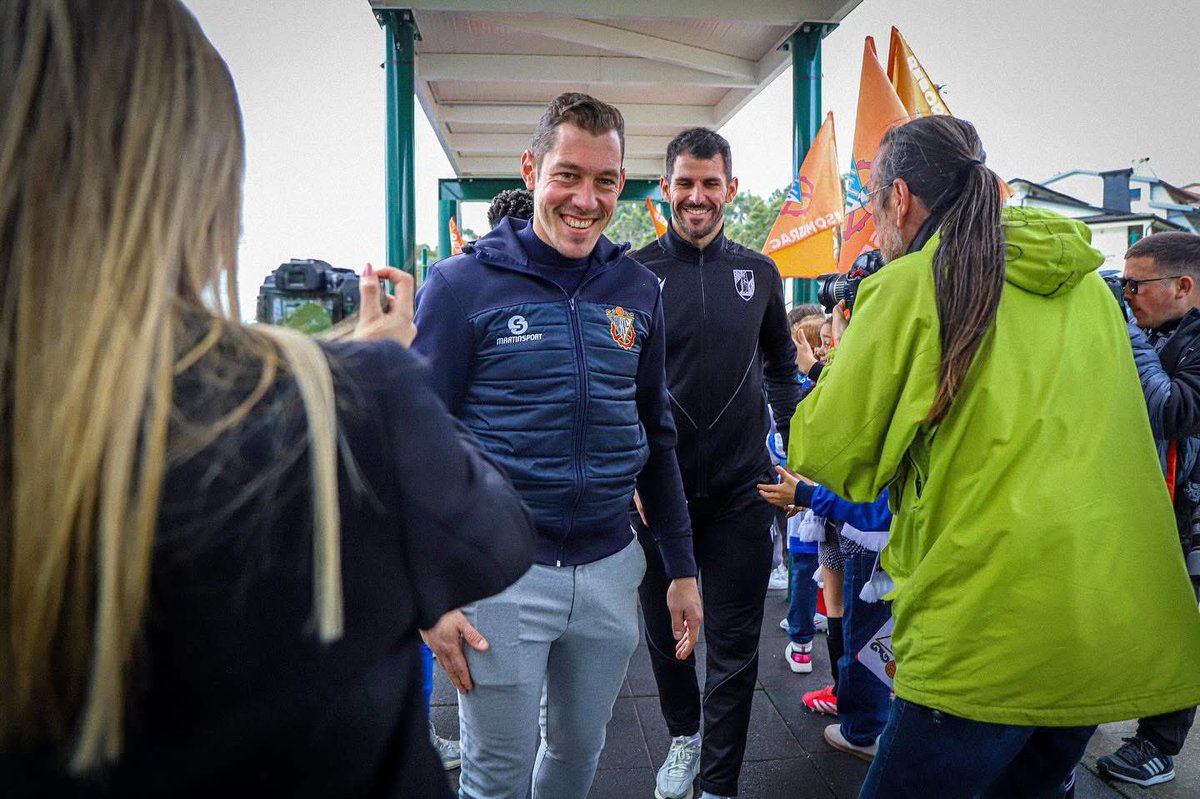 CabineSport's tweet photo. Quem disse que não é possível unir dois clubes de realidades opostas em prol de um bem maior?

No âmbito da iniciativa “Conquistadores On Tour”, o Rebordosa AC e o Vitória SC uniram-se para proporcionar uma tarde diferente e única aos alunos da Escola Básica da Serrinha, em Rebordosa.

Nelson Oliveira (Vitória SC), Pedro Soares e Kenedy Có (Rebordosa AC) fizeram as delícias das crianças dando autógrafos e respondendo a curiosidades dos mais novos.

O futebol sorriu! 🤩