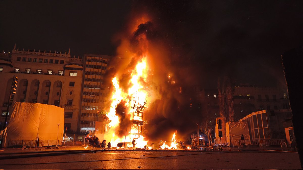 AjuntamentVLC's tweet photo. 🔥 La #Cremà25 ❤️🔥 arriba a la #FallaMunicipal! 🐻🦒
@festesdeVLC @JCF_Valencia
#Falles25 #Falles2025 #Fallas2025 https://t.co/PmeZx7oVvV