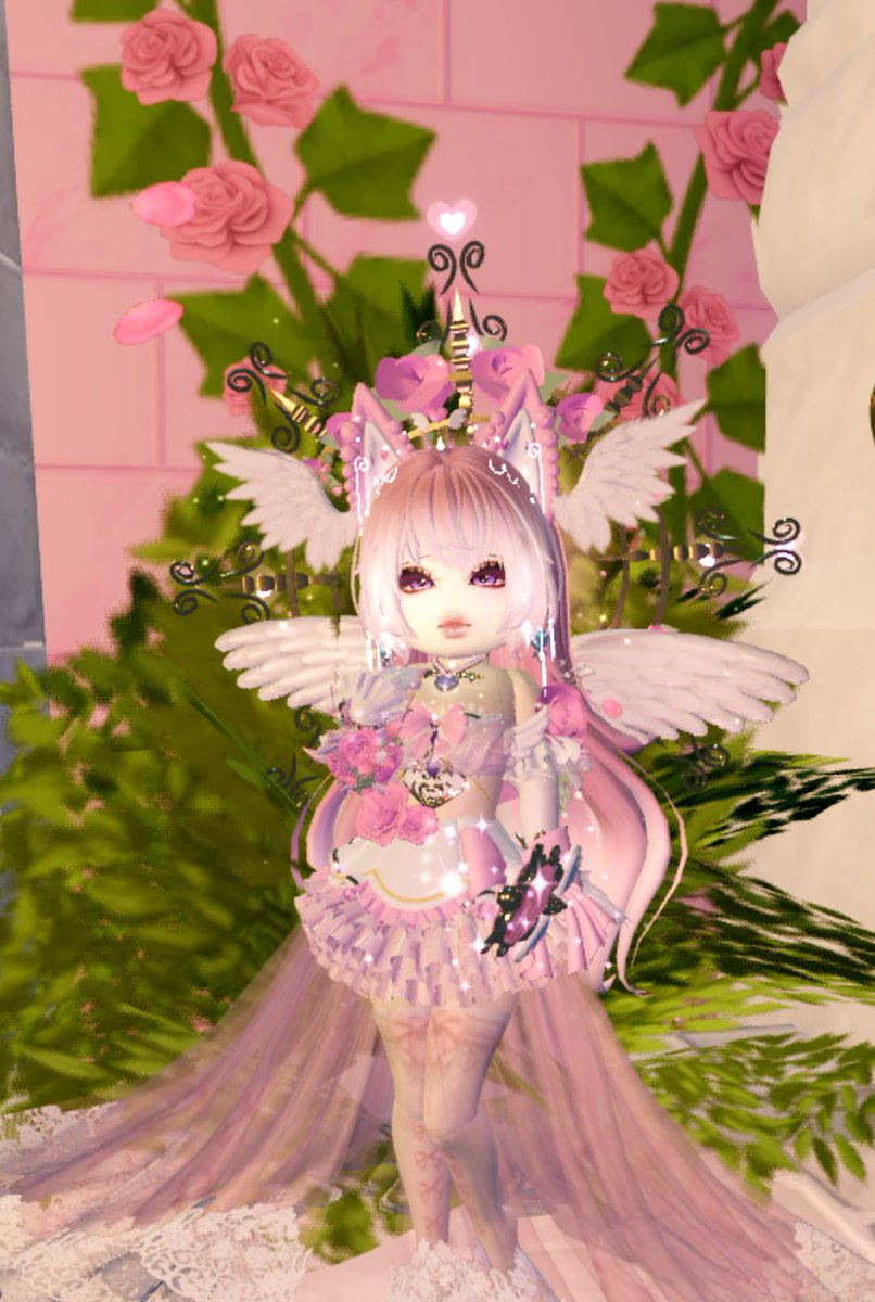 Been a hot minute since I’ve posted..

Here’s some unfinished recent art of a new OC in rh!🤍
#royalehigh #royalehighart