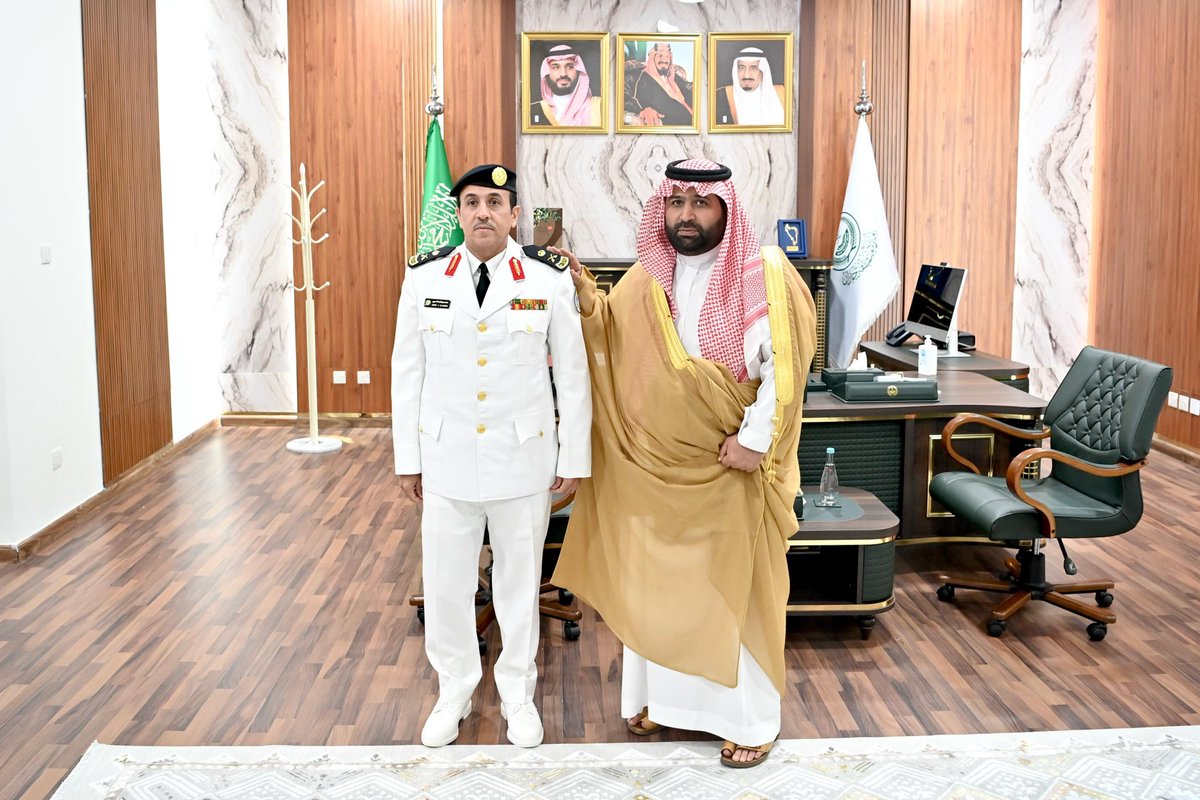 سمو نائب أمير منطقة جازان
#محمد_بن_عبدالعزيز
يقلد مساعد قائد حرس الحدود بمنطقة جازان اللواء خميس الزهراني، واللواء بحري حامد الأحمري، رتبتيهما الجديدة.
