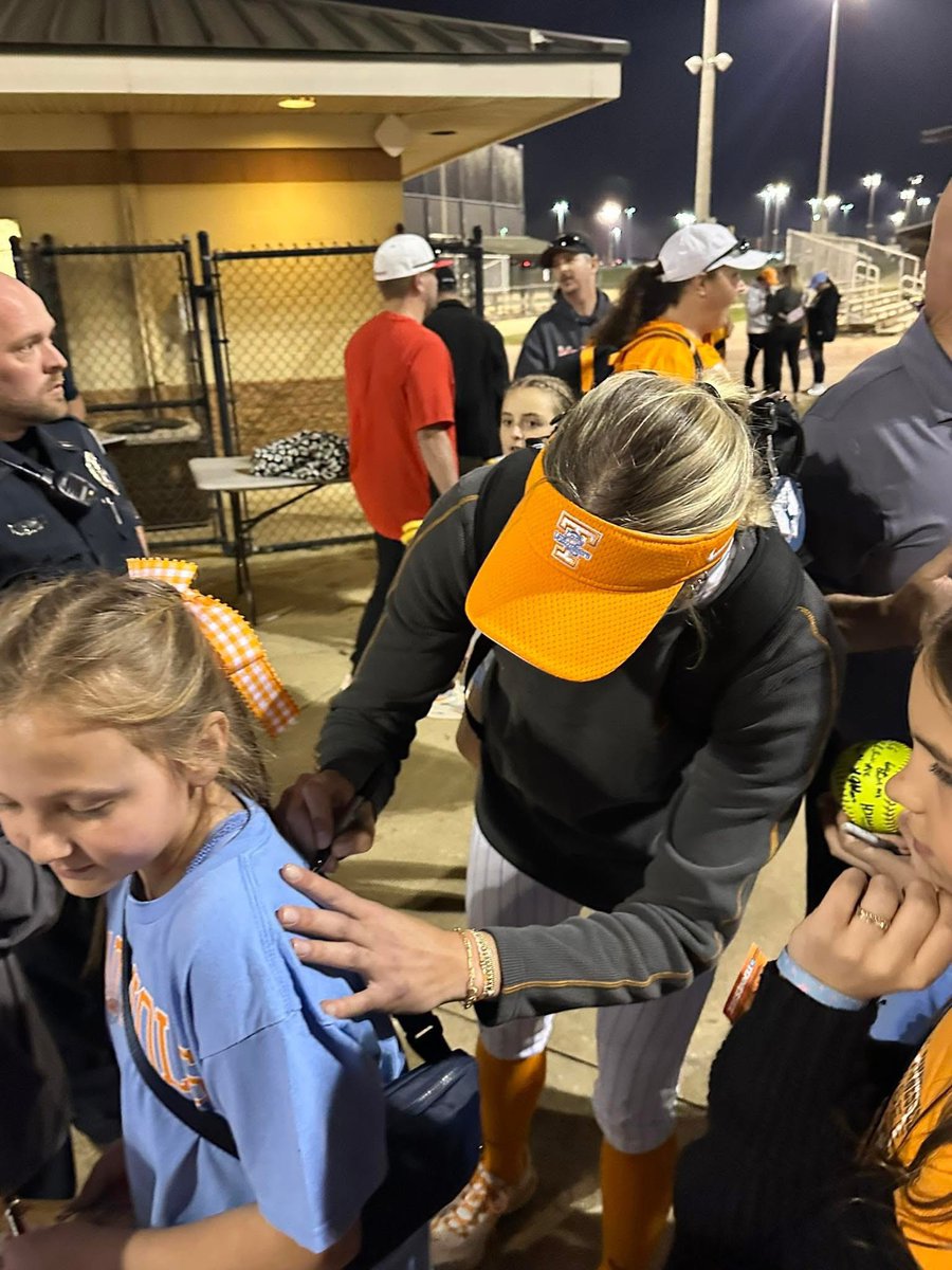 Legends14Lex's tweet photo. Legends14 travelled to Columbia to watch the Lady Vols yesterday! A great day to be a vol and a Legend! #softball #vols @Vol_Softball https://t.co/E329FBQDg7