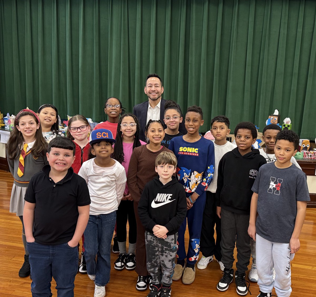 missgoldman19's tweet image. Huge thanks to TJ Delsanto, Marc Colagiovanni, Mario Hilario, and Nic Taylor for taking time out of your busy schedules to read to us today!  #ReadingWeek #Community @PSDRI_Schools @PawtSchlsonRIse @CityofPawtucket @wpri12 @NBC10 @ClassroomChamps @NicTaylorUSA #bettergetsbetter