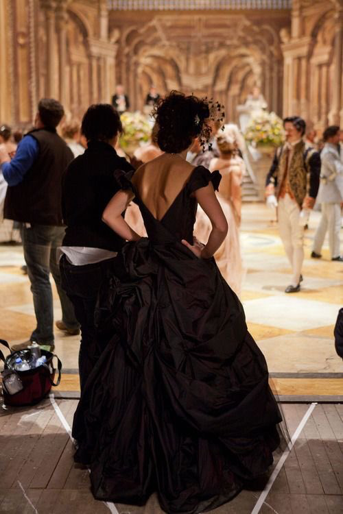 TheCinesthetic's tweet photo. keira knightley on the set of ‘anna karenina’ https://t.co/rSgvDgs4Kp