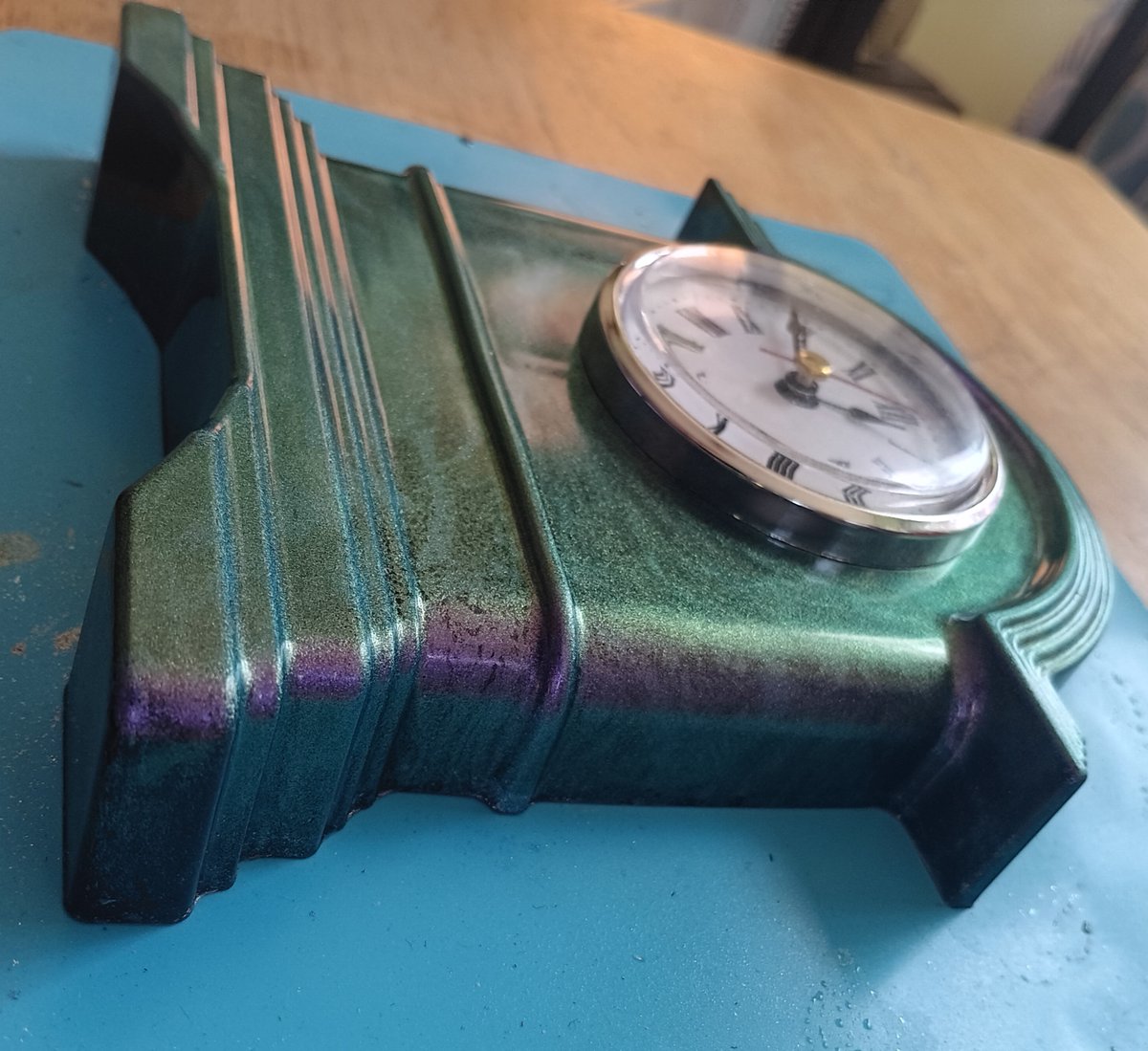 spirv56's tweet image. Made a new resin clock.  You can see the color shift. #resin #resinart #Creative #art
