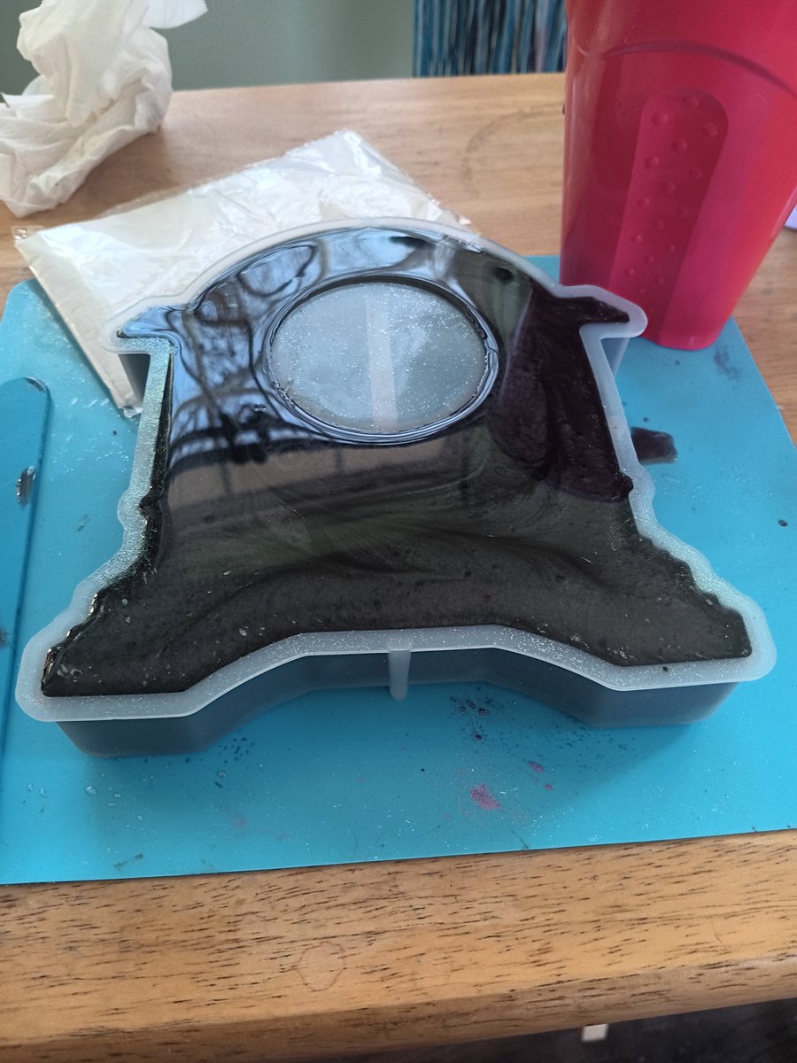 spirv56's tweet image. Made a new resin clock.  You can see the color shift. #resin #resinart #Creative #art