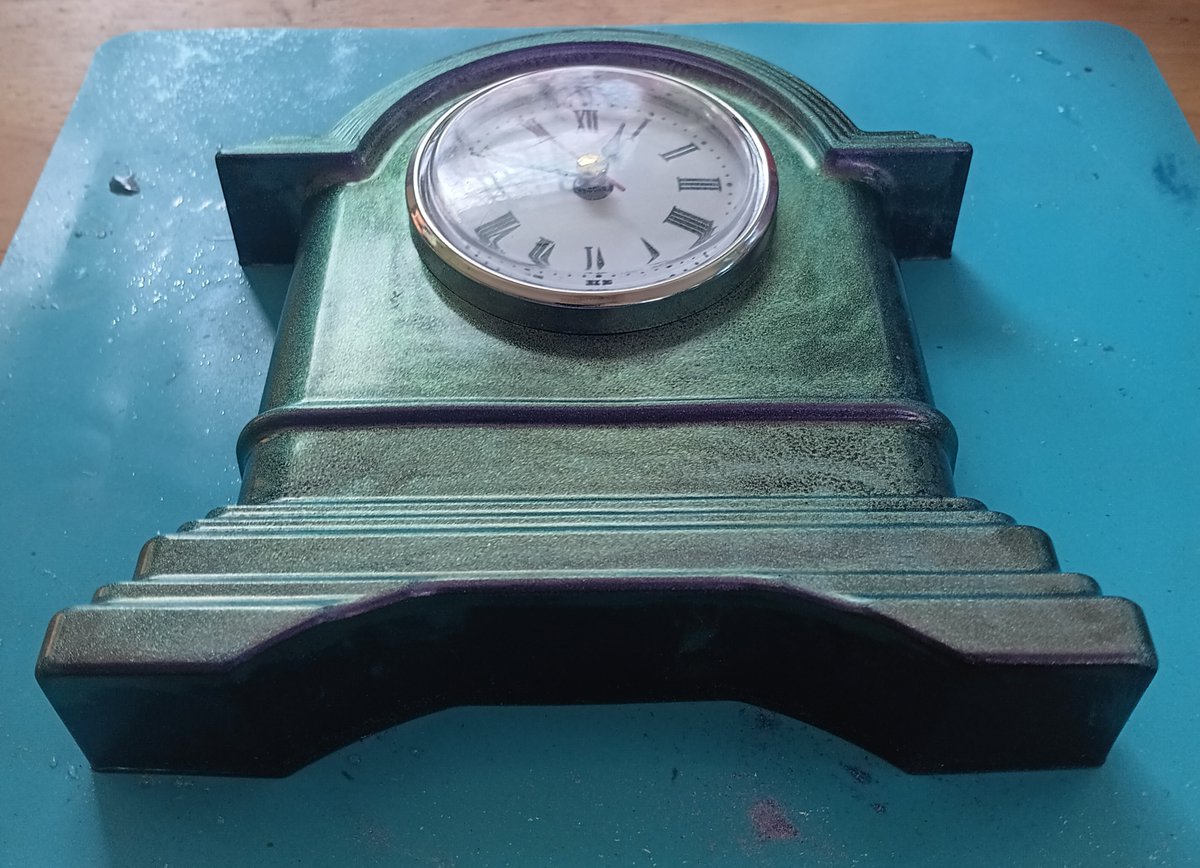 spirv56's tweet image. Made a new resin clock.  You can see the color shift. #resin #resinart #Creative #art