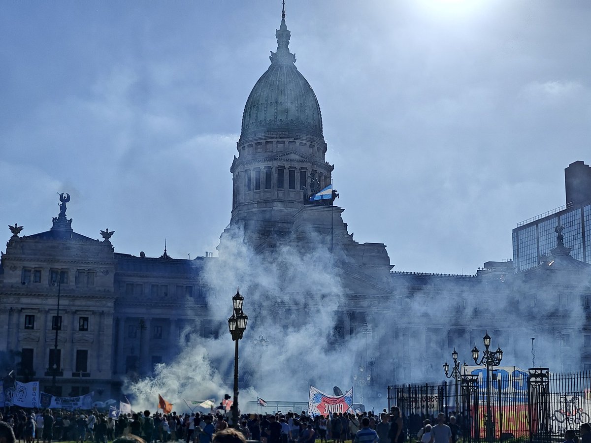 El pueblo afuera bancando a los jubilados. Los traidores adentro aprobando el plan de Milei.
QUE SE VAYAN TODOS