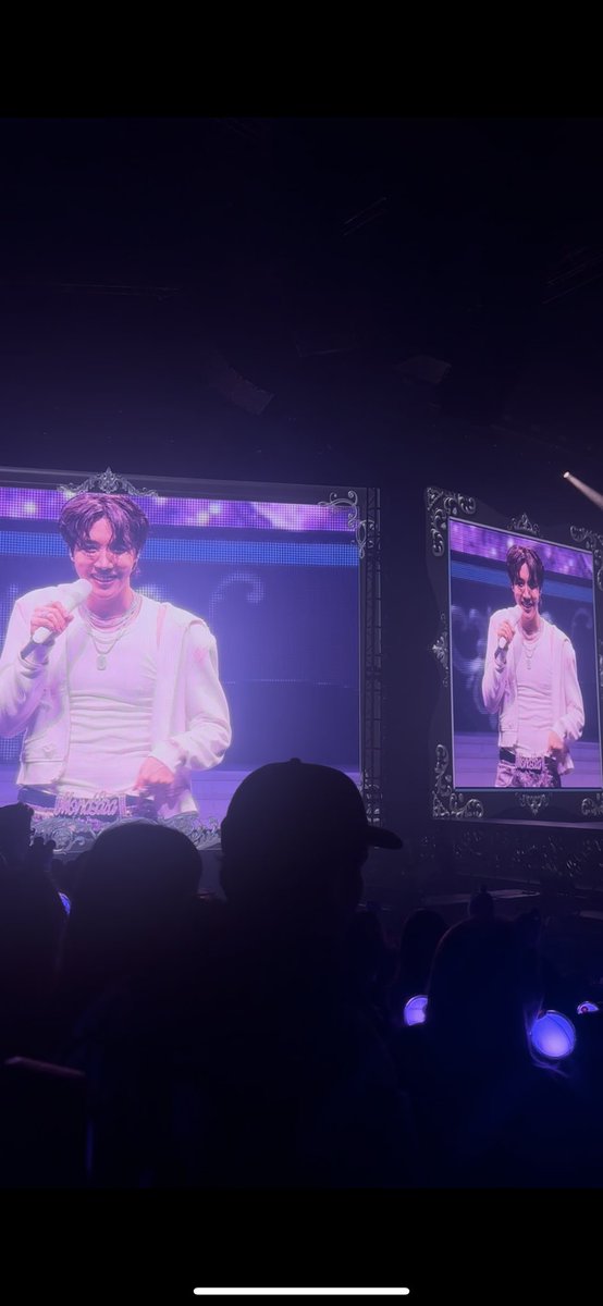jjkssel's tweet photo. LET’S BURN #HOPE_ON_THE_STAGE_TOUR_CHICAGO https://t.co/QheqbkZ1hR