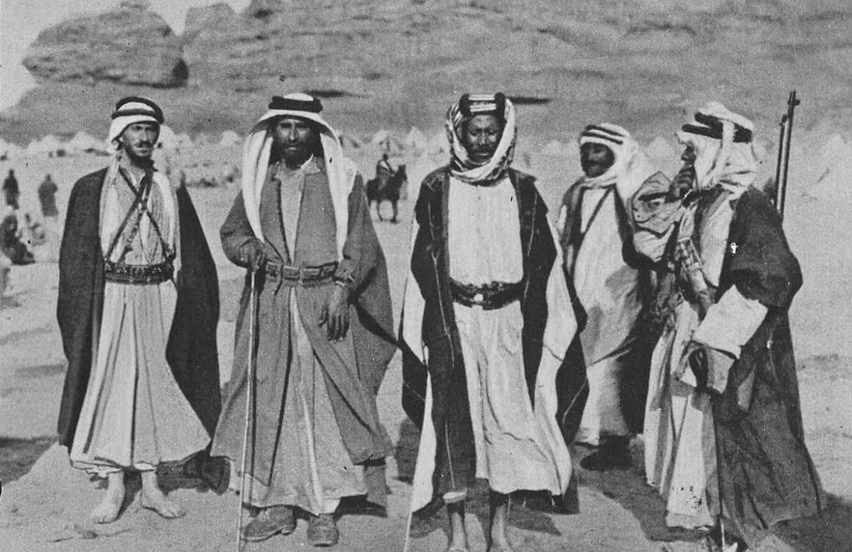 أنا ابن عمي لو غلط ماطعت فيه 
يحاسبه رب البشر وأنا ابن عم 

حقه علي لاقامت الناس تهجيه 
أوقف في بلعومهم وقفة عظم 

لابارك الله فالمواقف والوجيه 
لاصار مافيها لابن عمك قسم