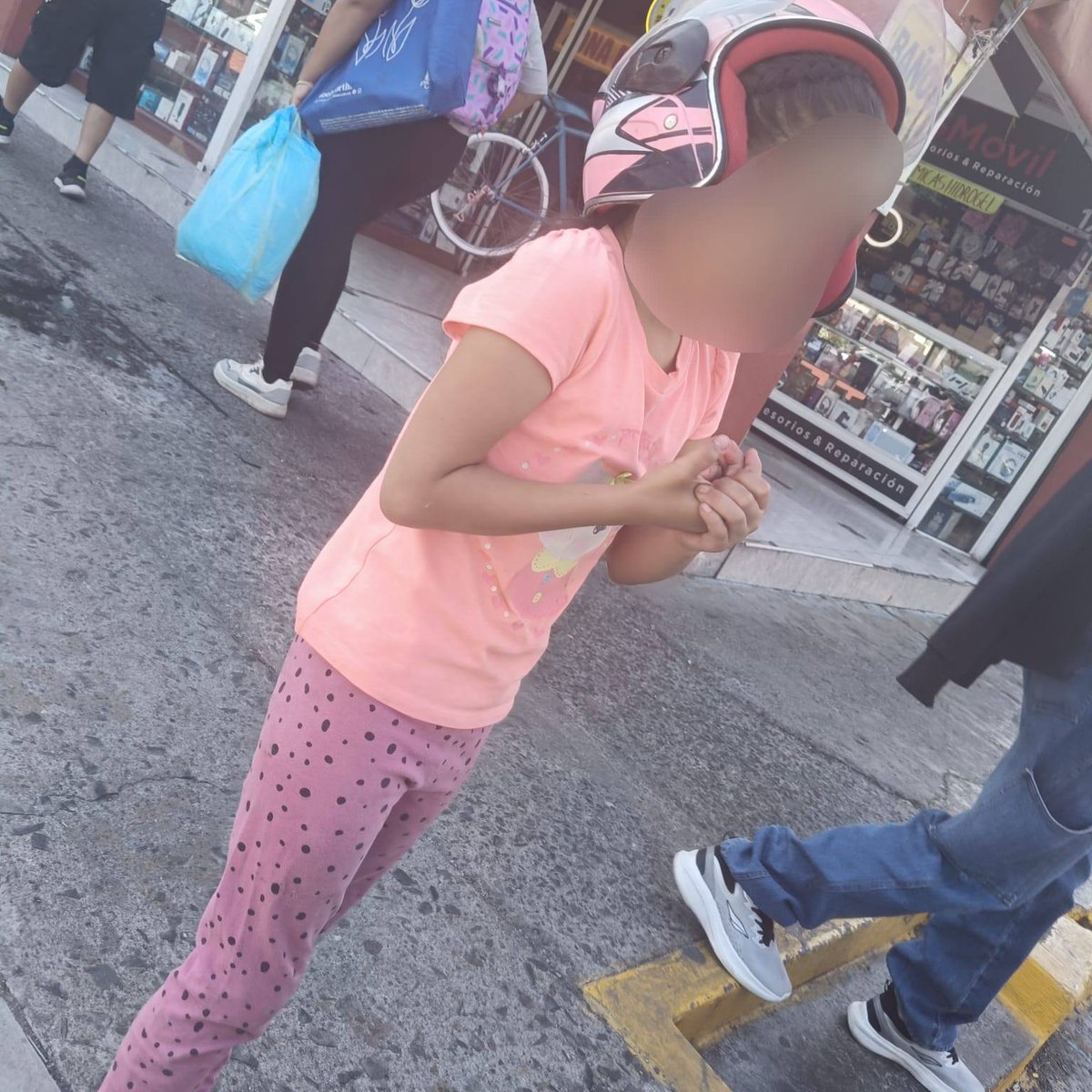 Una persona se acercó a uno de nuestros Agentes para solicitar apoyo, pues se había extraviado su nieta, casi de manera inmediata el elemento a bordo de la unidad 2368, localizó a la pequeña y una vez comprobada la identidad del reportante fue entregada para su resguardo.