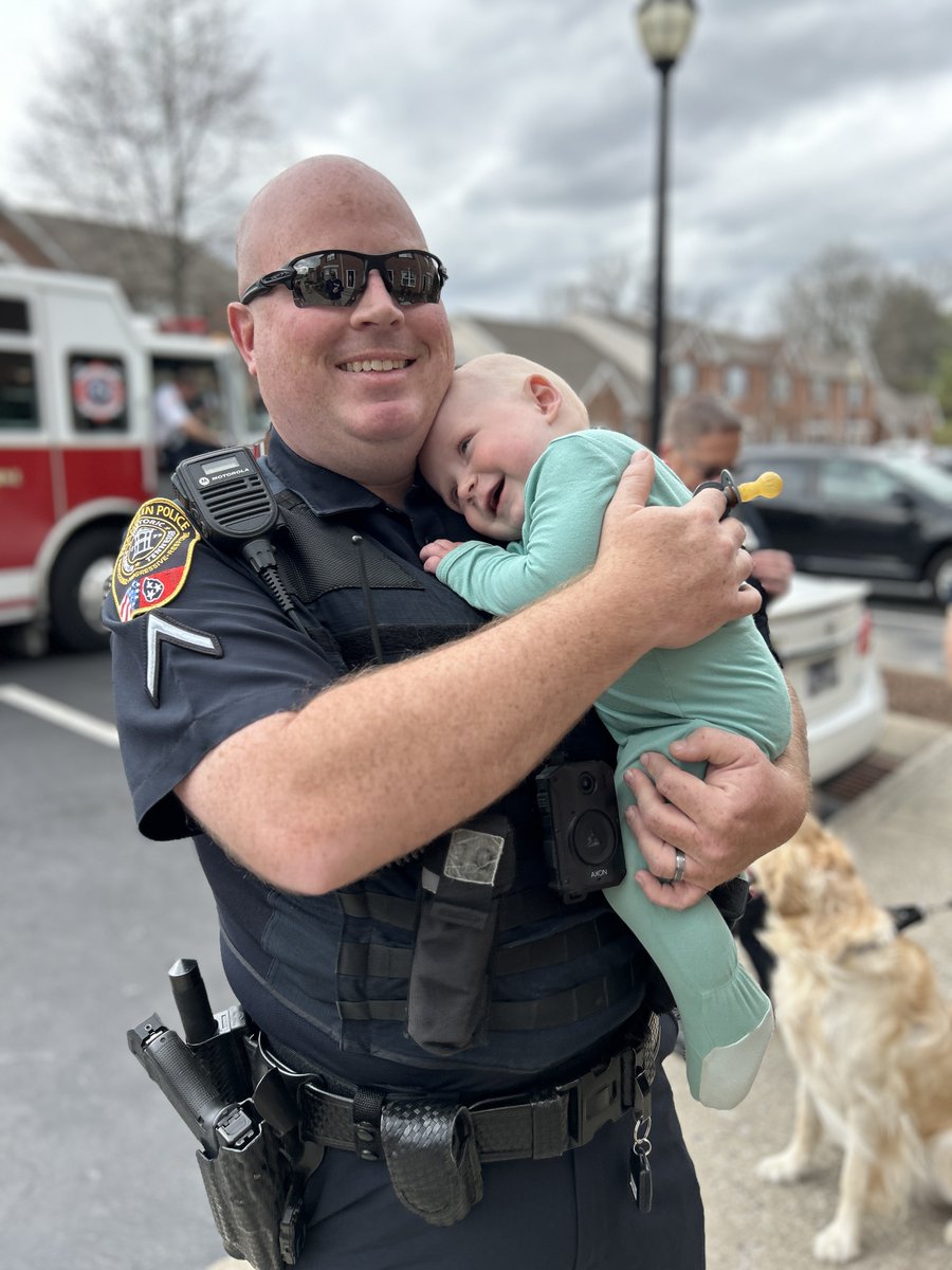 This touching moment speaks volumes about the power of compassion and the bonds we share as a community. Azariah Jude Washburn, a 9-month-old boy, found comfort and safety in the arms of FPD Officer Adam Wade, showing that being a hero is about more than just wearing a uniform –