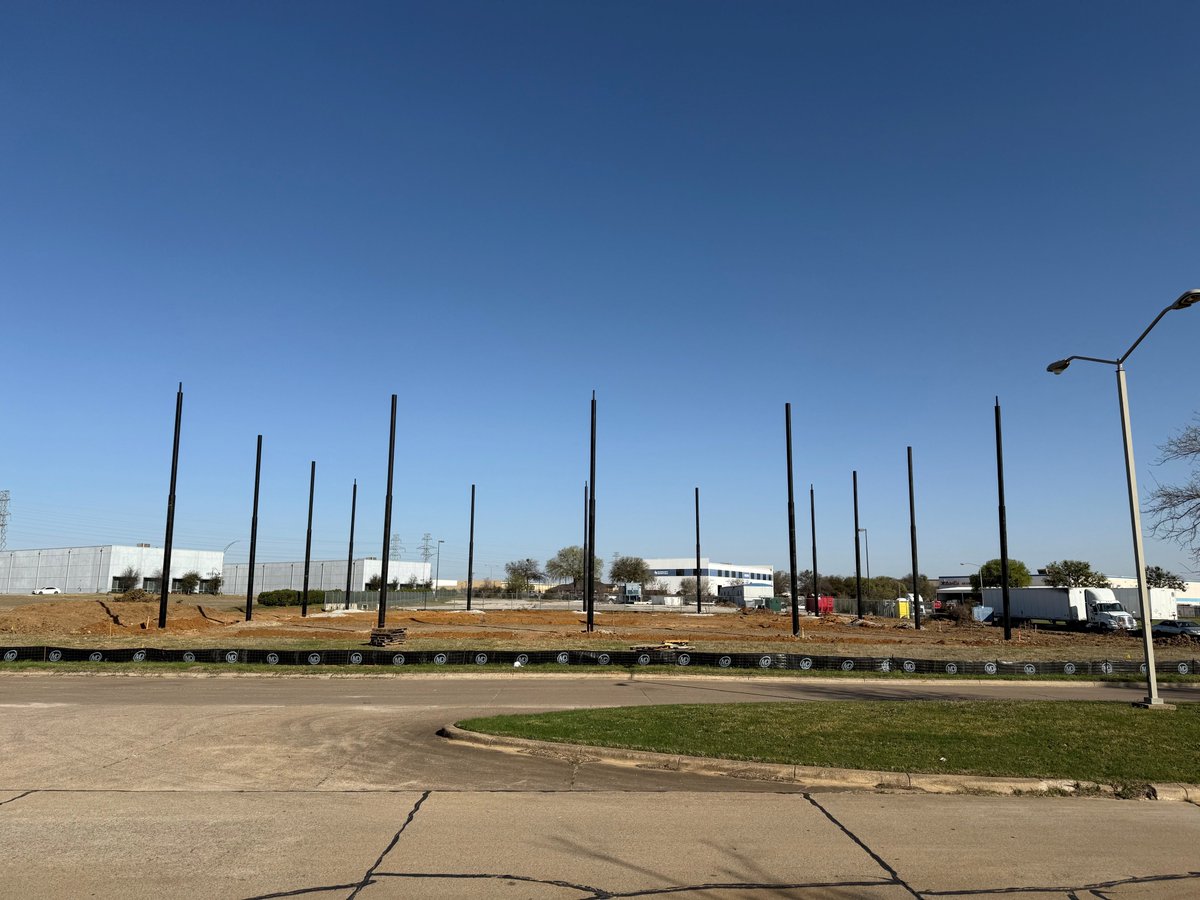 Exciting things are happening— construction is underway for the Maverick Autonomous Vehicle Research Center! We have posts! Check out our site for more info on MAVRC.  utari.uta.edu/research/maver… #FromInsightToInnovation