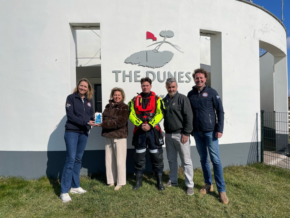 KNRM kan niet zonder meedenkende werkgevers van hun vrijwilligers. Daarom werden de eigenaren van The Dunes Golfbaan in het zonnetje gezet en ontvingen zij een bordje ter erkenning van hun ondersteuning van KNRM Zandvoort. knrm.nl/nieuws/knrm-re…