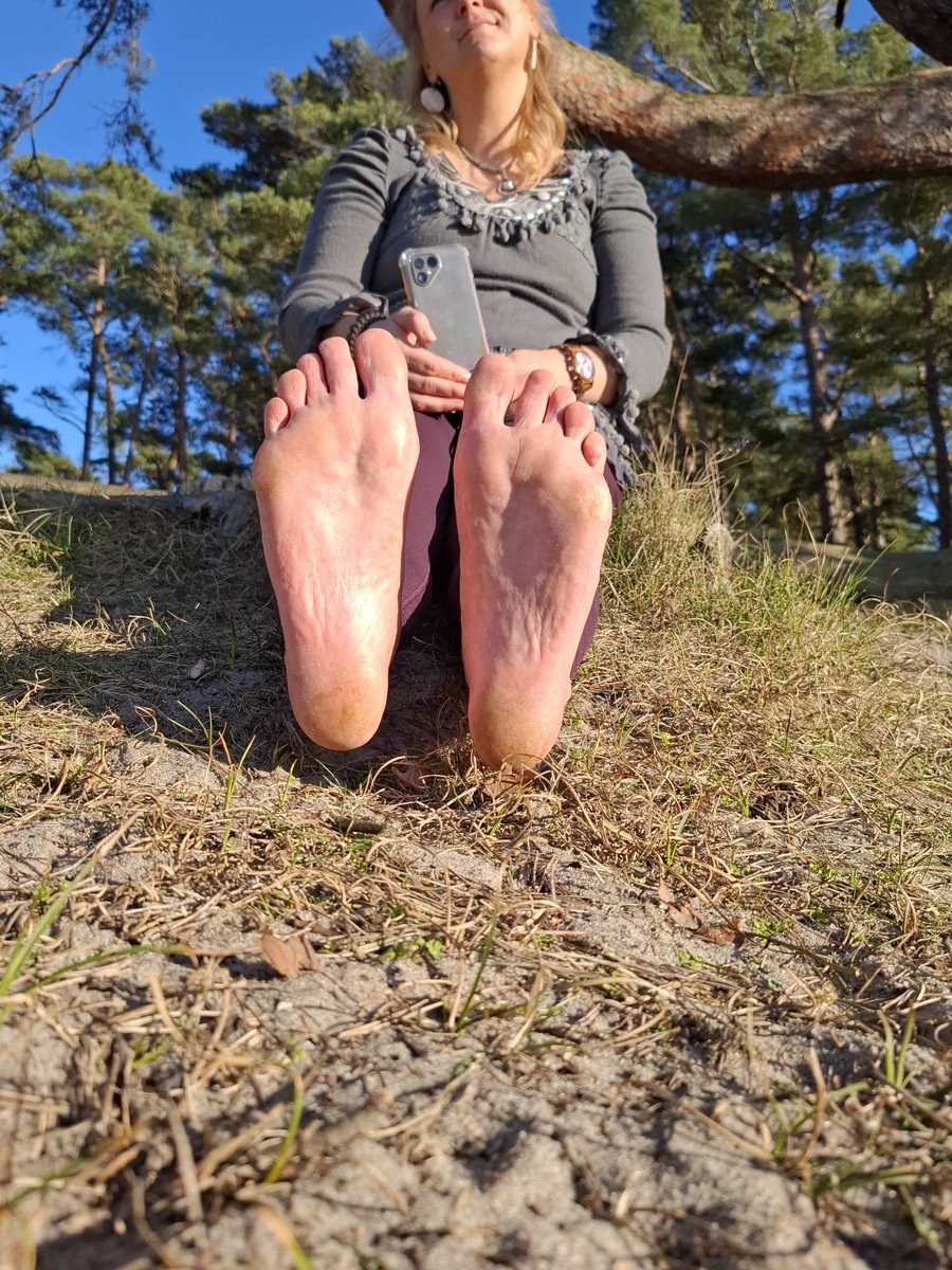 Komm näher und genieße den Anblick meiner weichen, sonnengeküssten Sohlen. Spüre die Versuchung – wärst du gern hier, um sie zu verehren? #Sohlenfetisch #BarefootBeauty #FootLover #SolesUp #fuss