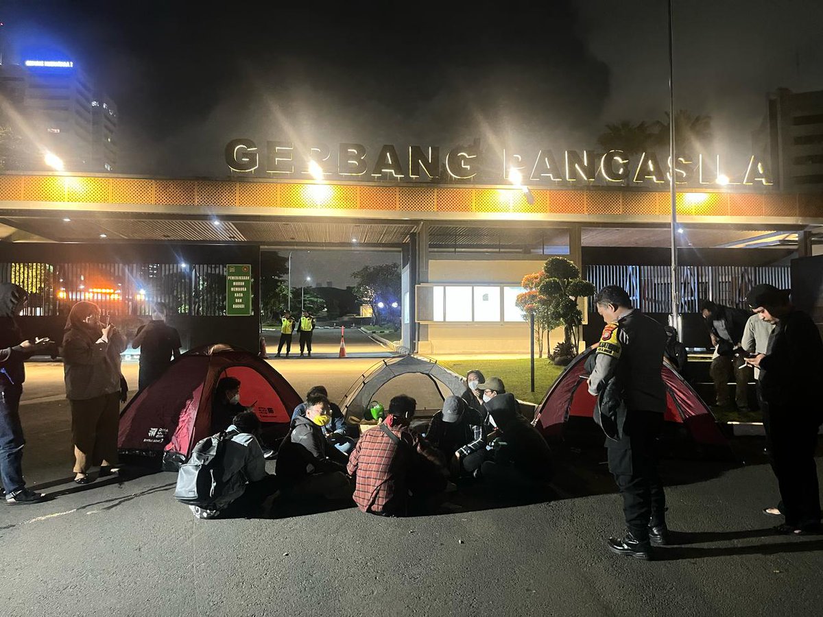 Mereka yang tidak kenal waktu untuk mengoyak demokrasi, maka kita juga tidak kenal waktu untuk memperjuangkannya.

KAMI MEMANGGIL SELURUH RAKYAT UNTUK SEKALI LAGI MEMPERJUANGKAN DEMOKRASI DI HADAPAN GERBANG PANCASILA #SupremasiSipil