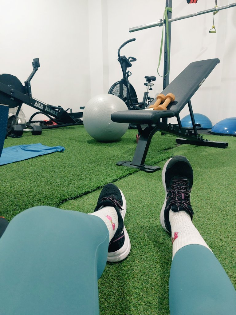 MeryGorB's tweet photo. La tortura que son los kettlebell swing (con la de 16 kg ¡ojo!) y lo bien que te sientes después de hacerlos.
Cosas absolutamente incomprensibles de la vida🤣💪
#livinlavidamery #laentrenaSion #crossfit #kettebell #boxtime https://t.co/c6nluPxm4D