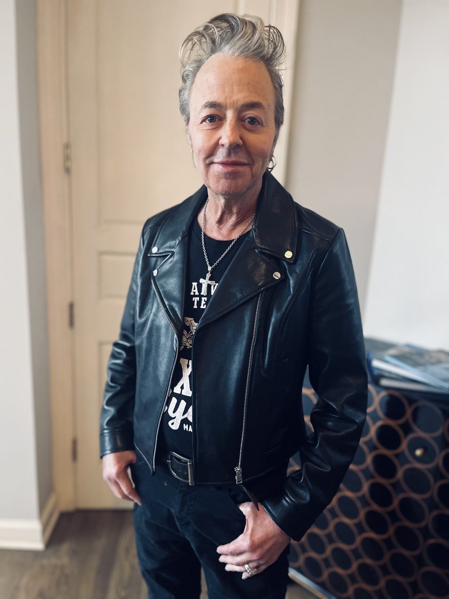 I just want to let you all know that I'm getting better day by day. The progress I'm making is excellent! My dream is to visit Japan, the States, and Europe with Stray Cats, and of course, one of my biggest thrills would be bringing back the BSO Christmas show tradition.

Thank