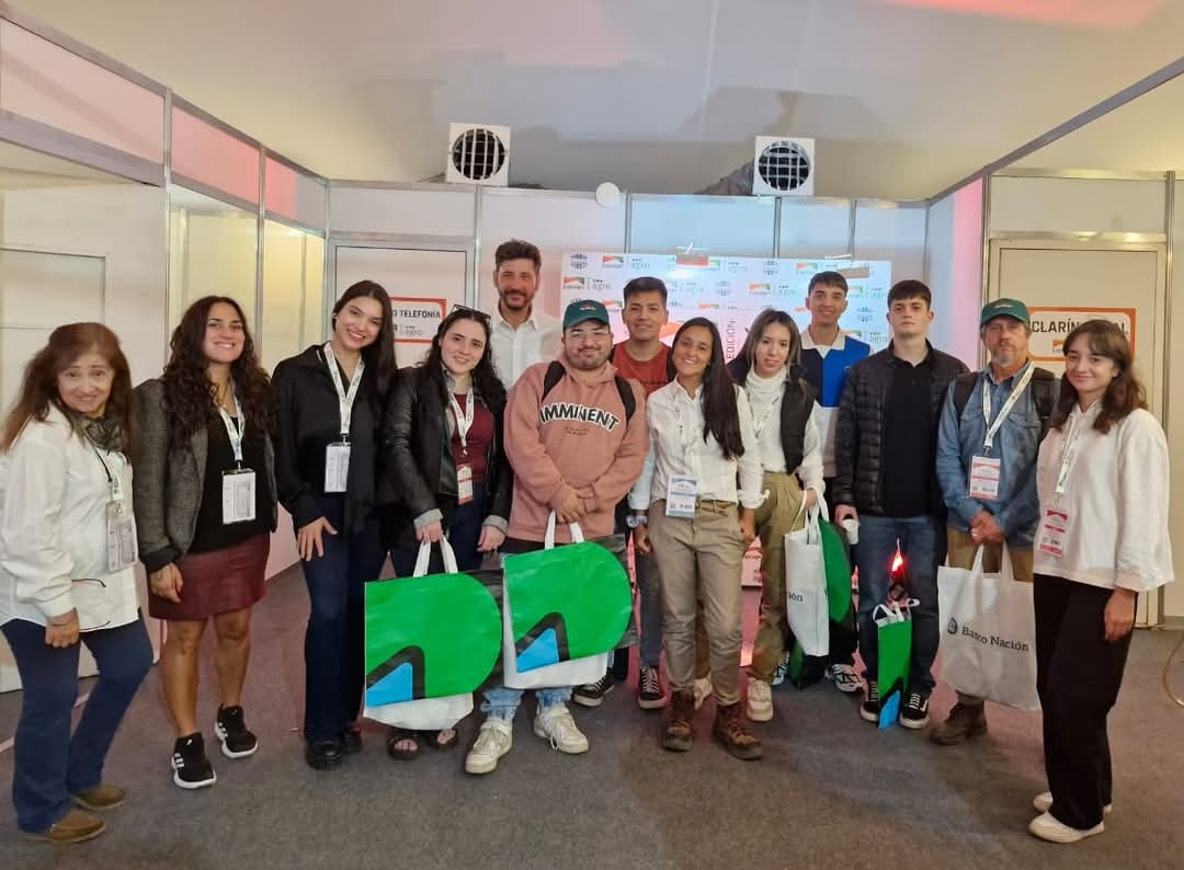 PeriodAgroalim's tweet photo. Visita a Expoagro 2025 con estudiantes de Periodismo y Comunicación de @deportea @UADEoficial @UBAonline
GRACIAS a los jóvenes y a quienes nos apoyaron: @Expoagrocom @IPCVA @BancoNacion @Barbechando @NewHolland @CamaraAceites @corredoresba @INTAInforma @FertilizarAC CAPIA https://t.co/y1sXDCusHc