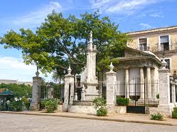 Xiomara85533431's tweet photo. Inaugurado el 19/03/1828, #ElTemplete es el más pequeño y menos vistoso de los edificios que rodean la Plaza de Armas, sin embargo, uno de los monumentos habaneros más visitados por cubanos y extranjeros.
#197Aniversario de historia, junto a una ceiba sagrada.
#LaHabanaDeTodos https://t.co/qdSUMfAwfb