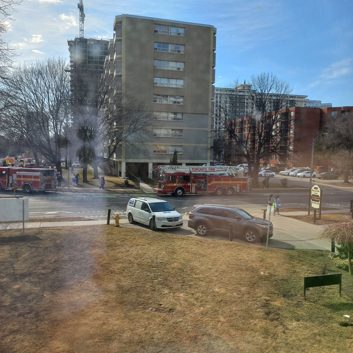 aethergasm's tweet image. Smoke smell out in my neighbourhood from likely a fire. I hope everyone will be okay. #flemingdonpark #toronto