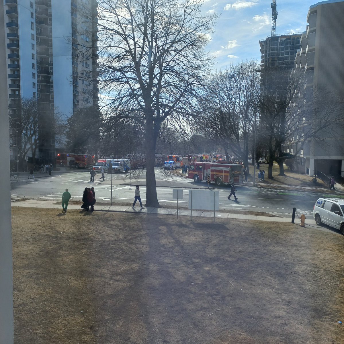 aethergasm's tweet image. Smoke smell out in my neighbourhood from likely a fire. I hope everyone will be okay. #flemingdonpark #toronto