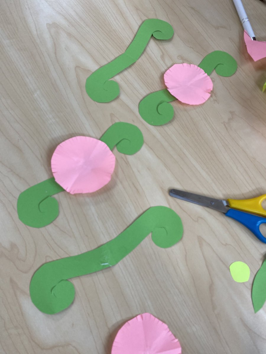 BranstonInfant1's tweet photo. A busy #SpringCraft Family Learning workshop this afternoon. We created two different flowers 🌼 which the children can keep adding to at home. Already looking forward to our #SpringCooking workshop next week! @2aspirelearning @the_laat https://t.co/qw7HJNIxVq