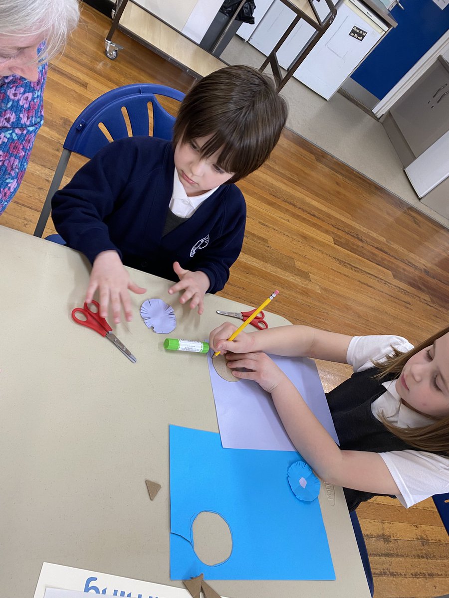 BranstonInfant1's tweet photo. A busy #SpringCraft Family Learning workshop this afternoon. We created two different flowers 🌼 which the children can keep adding to at home. Already looking forward to our #SpringCooking workshop next week! @2aspirelearning @the_laat https://t.co/qw7HJNIxVq