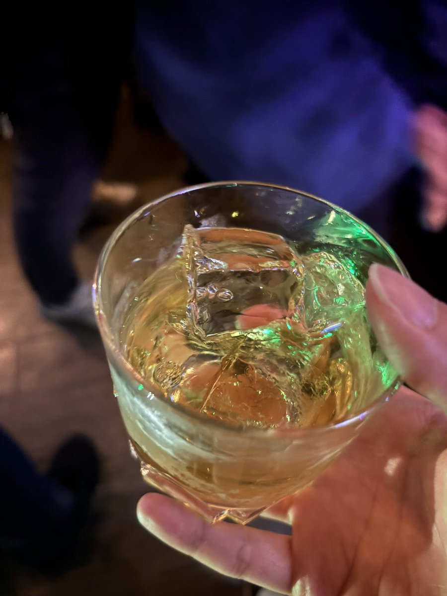 ハブ酒とラムのロック。ウージ畑って言うらしいですよ。
名前の毒々しさとは裏腹に、ちょっとした渋みがアクセントのすごく飲みやすいお酒でした。