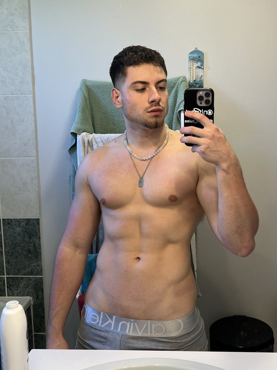 RT si tu préfères avec les poils / Like si tu préfères sans 🔥