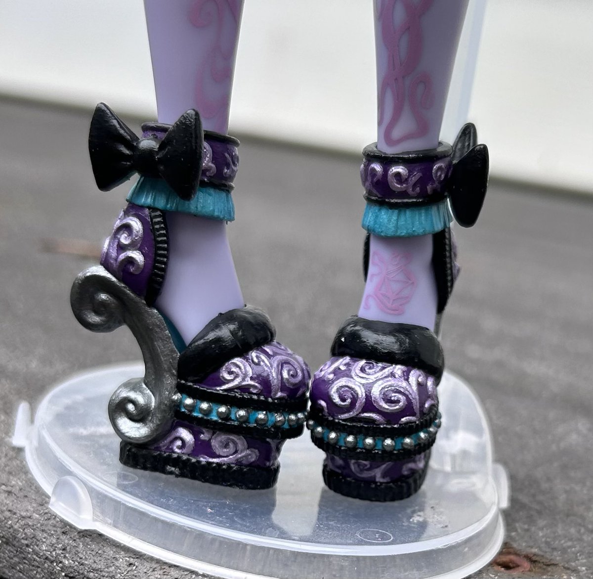 MoxxieMoth's tweet photo. Fearbook twyla shoe repaint 🕸️💜 
Really loved these !!🔮🛌 https://t.co/XDpCiUXhko