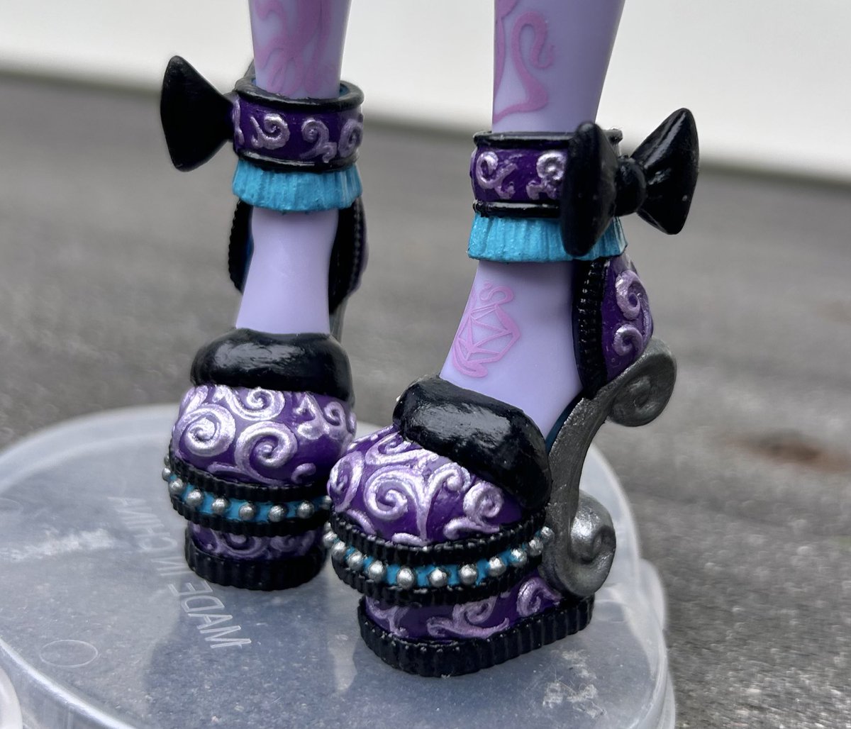 MoxxieMoth's tweet photo. Fearbook twyla shoe repaint 🕸️💜 
Really loved these !!🔮🛌 https://t.co/XDpCiUXhko