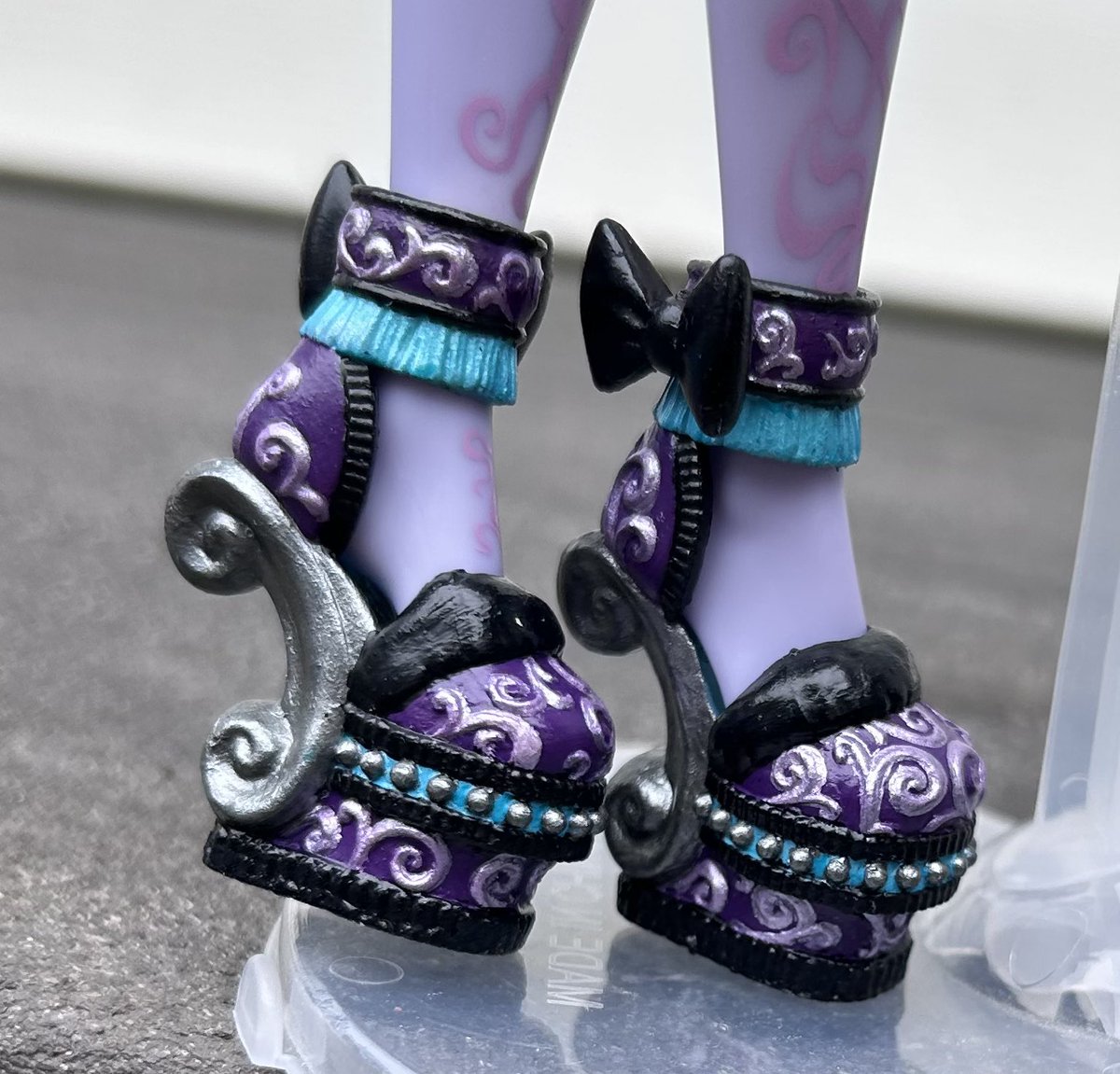 MoxxieMoth's tweet photo. Fearbook twyla shoe repaint 🕸️💜 
Really loved these !!🔮🛌 https://t.co/XDpCiUXhko