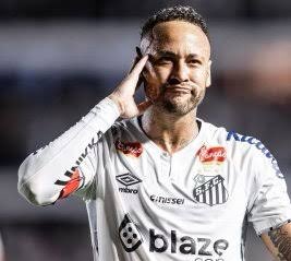 naoeroberto's tweet photo. o ídolo de vocês: trai a mulher grávida dia sim dia também, é vagabundo só trabalha a cada eclipse lunar, é chacota no exterior 

meu ídolo: viciado em amar e ser fiel, trabalha mais que o cozinheiro da thais carla, representa o brasil na gringa e dá orgulho pros brasileiros https://t.co/d3jXr93jXb
