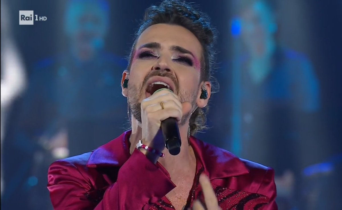 🎵🎶...amori facili e persi
dietro concetti distorti
nella mia vita ne ho visti di attori...❤️
#valerioscanu #soloconunaparola