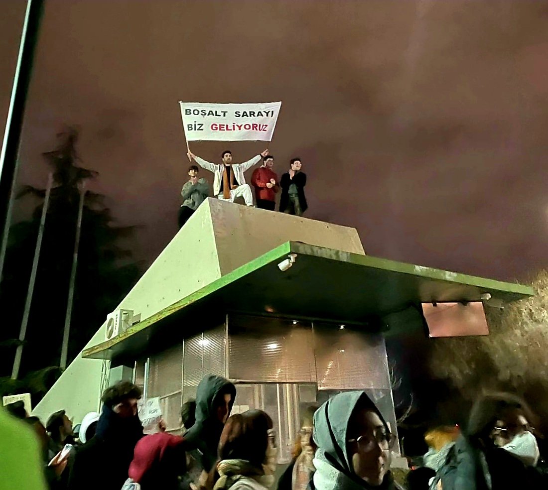 "Boşalt Saray'ı, biz geliyoruz" 

Ekmeğimiz, onurumuz, geleceğimiz için sokaklardayız! 

#sokağa