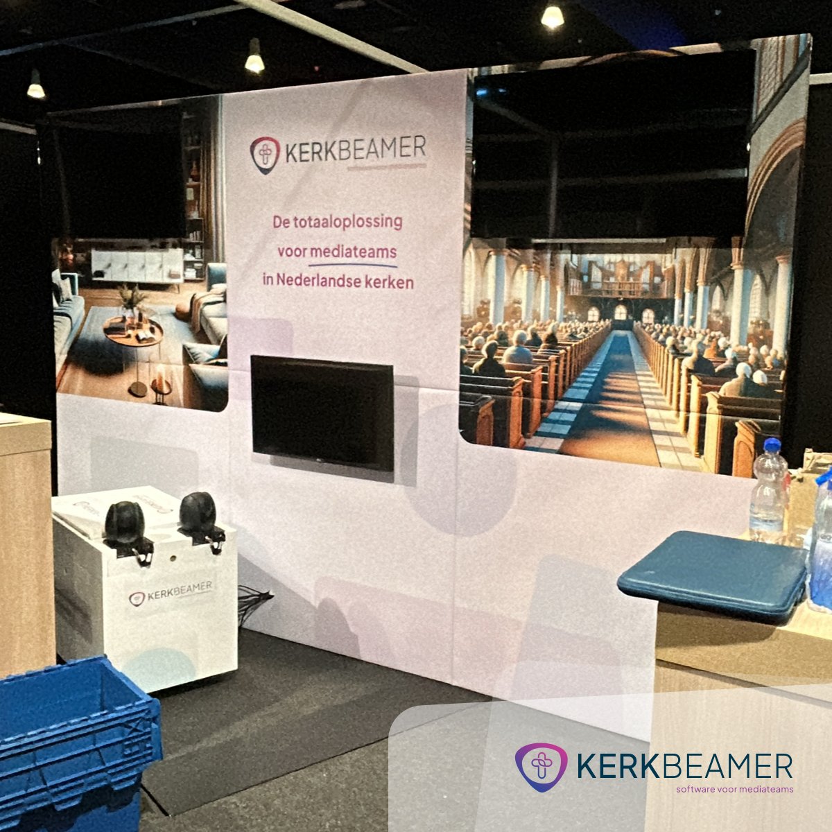 KerkBeamer's tweet photo. De laatste voorbereidingen... Onze stand op de Kerkenbeurs in opbouw. Morgen, uiteraard in een opgeruimde stand, zijn we van 10.00 - 16.00 uur in Bethel Drachten ⛪ https://t.co/K4g9d0v0lw