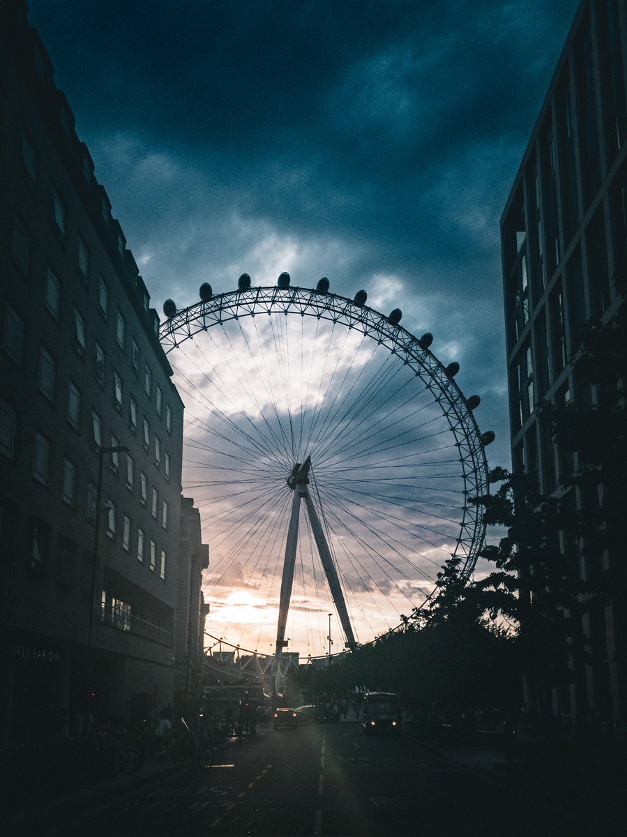 lee_pardoe's tweet photo. "The Eye in Shadow and Light"

The city never sleeps, but sometimes it pauses—just long enough to catch the last light of the day.

Taken May '25.

#LondonEye #CityLights #UrbanShadows #SkylineViews #LondonLife #GoldenHour https://t.co/WPtQxMuOv8