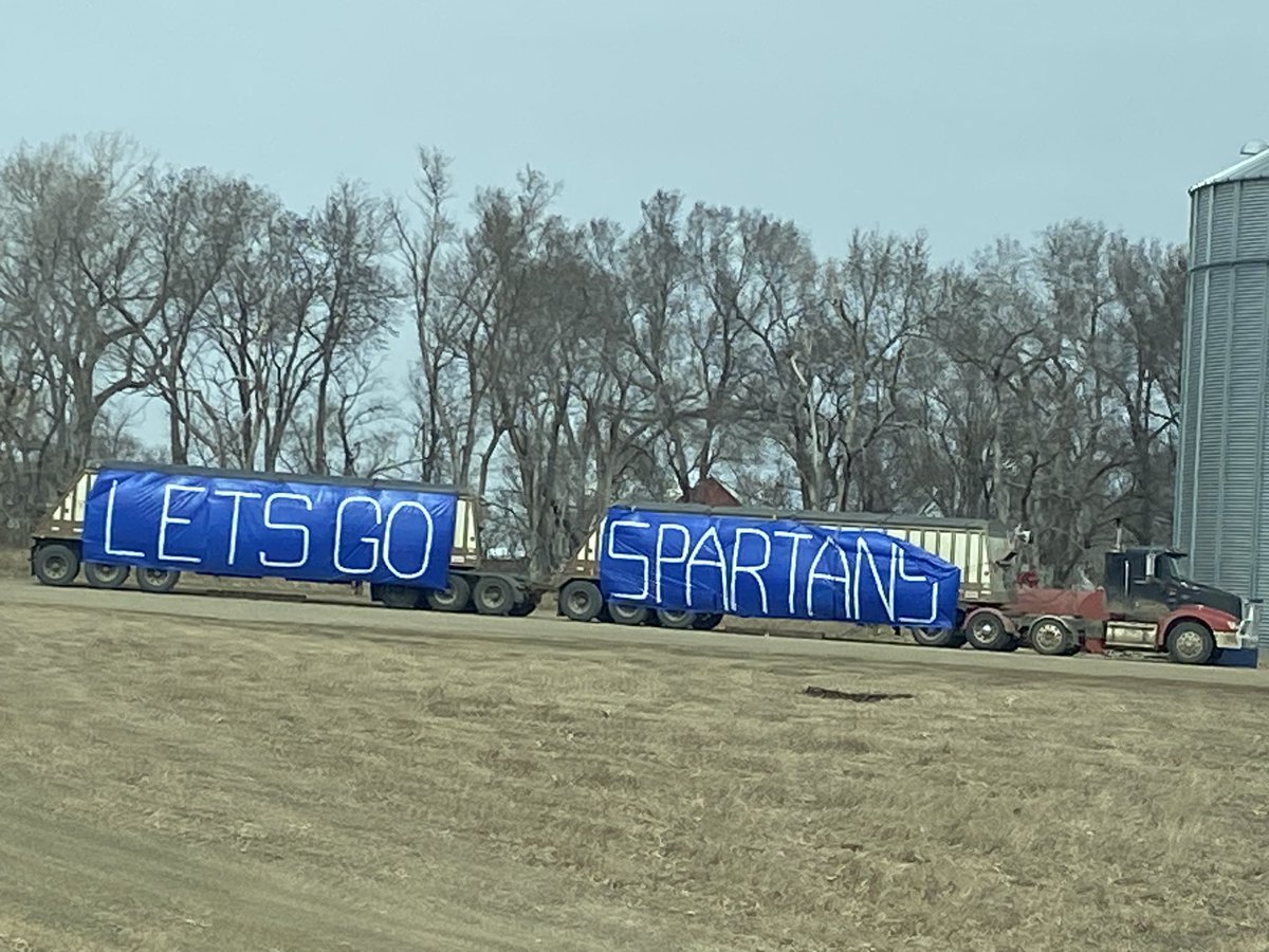 RyanDeal_605's tweet photo. Wessington Springs fans again commemorating the Spartans making the #StateBs https://t.co/pqOb9EutNf