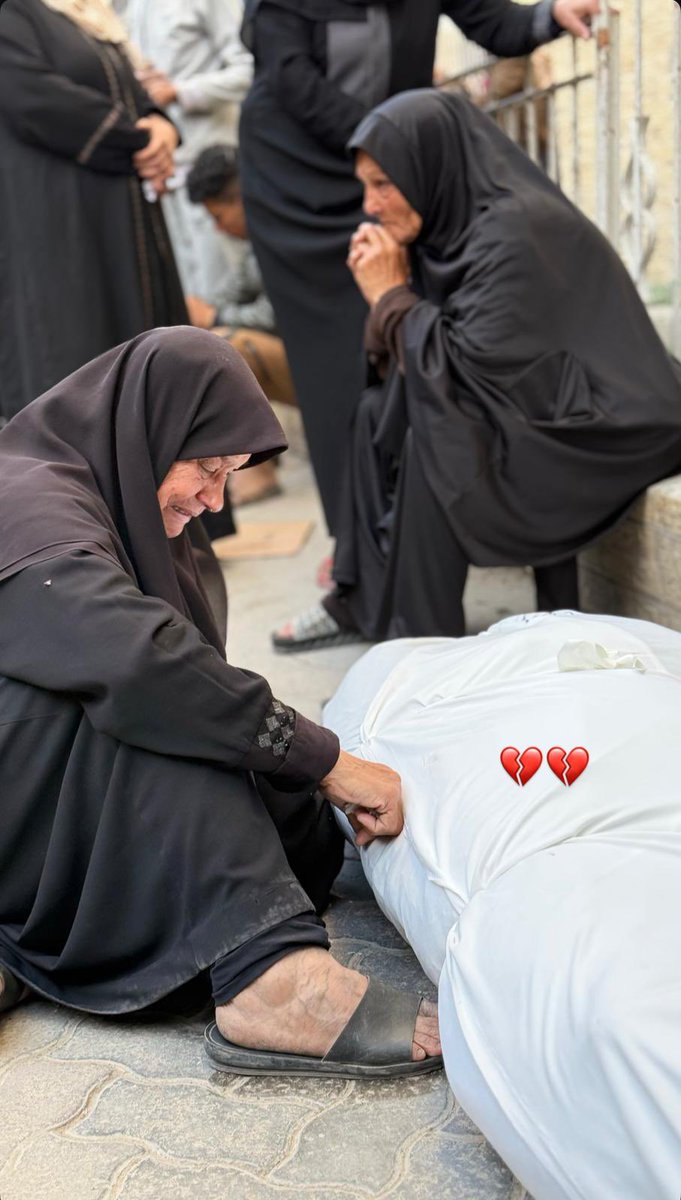 "لا تيأسنَّ إذا اشْتدَّتْ بَلايَاكَ
فَفِي السماءِ إلهٌ ليسَ ينْساكَ
إِنْ يَظْلِموكَ فعينُ اللهِ ناظرةٌ
أو يَخْذلوكَ فَتِلْكَ العينُ تَرعَاك"