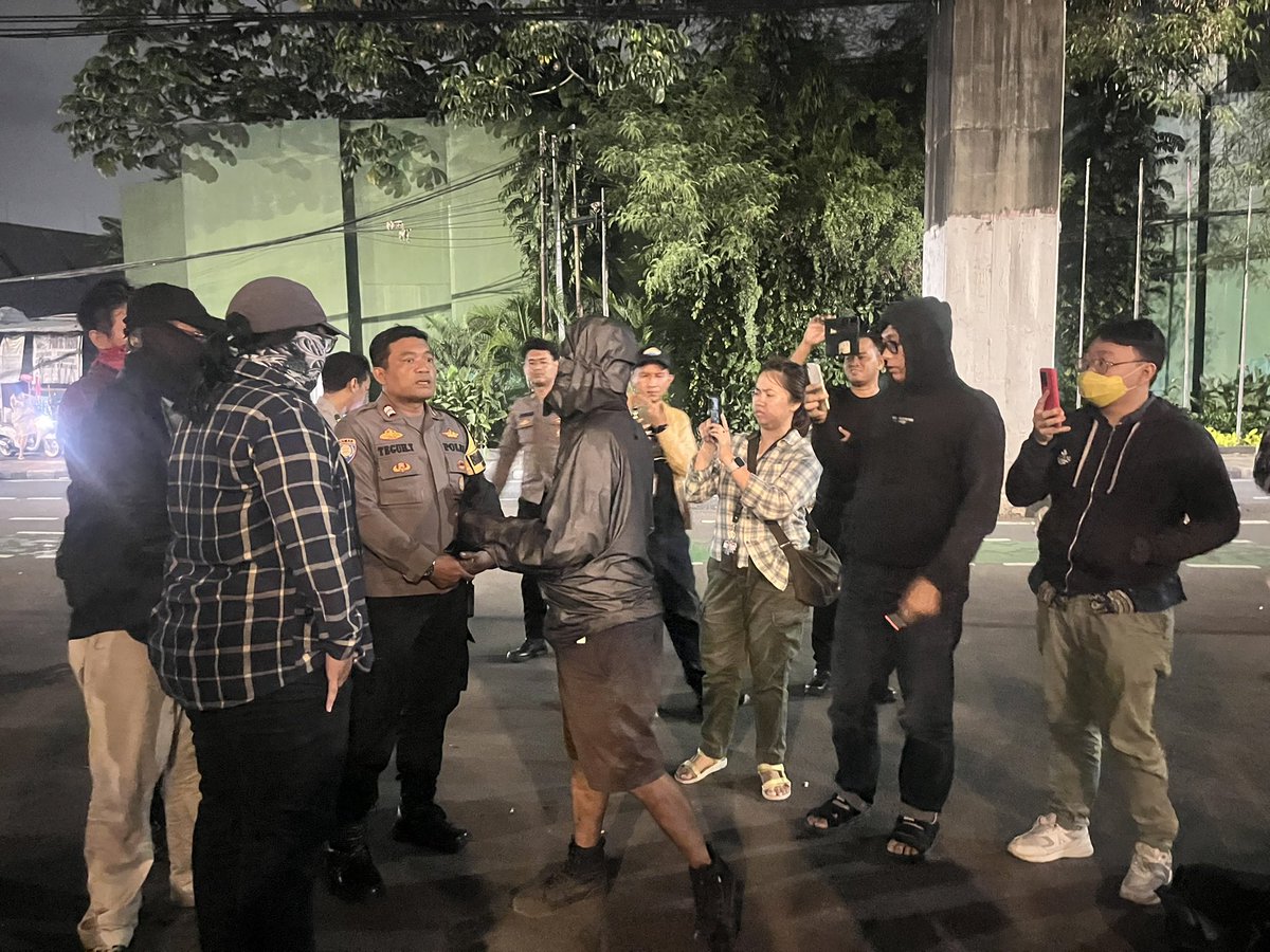 nakaharadz's tweet photo. Seneng banget nyamperin dan ngusir ngusir kami Pak, padahal ini rumah kami. Gak boleh ya kita jagain disaat yang kita kasih kepercayaan untuk jaga malah ngerusak rumah yang kami percayakan? 

#TolakRUUTNI #TolakRevisiUUTNI #IndonesiaGelapJilid2 #IndonesiaGelap https://t.co/SW9J4d4fXZ