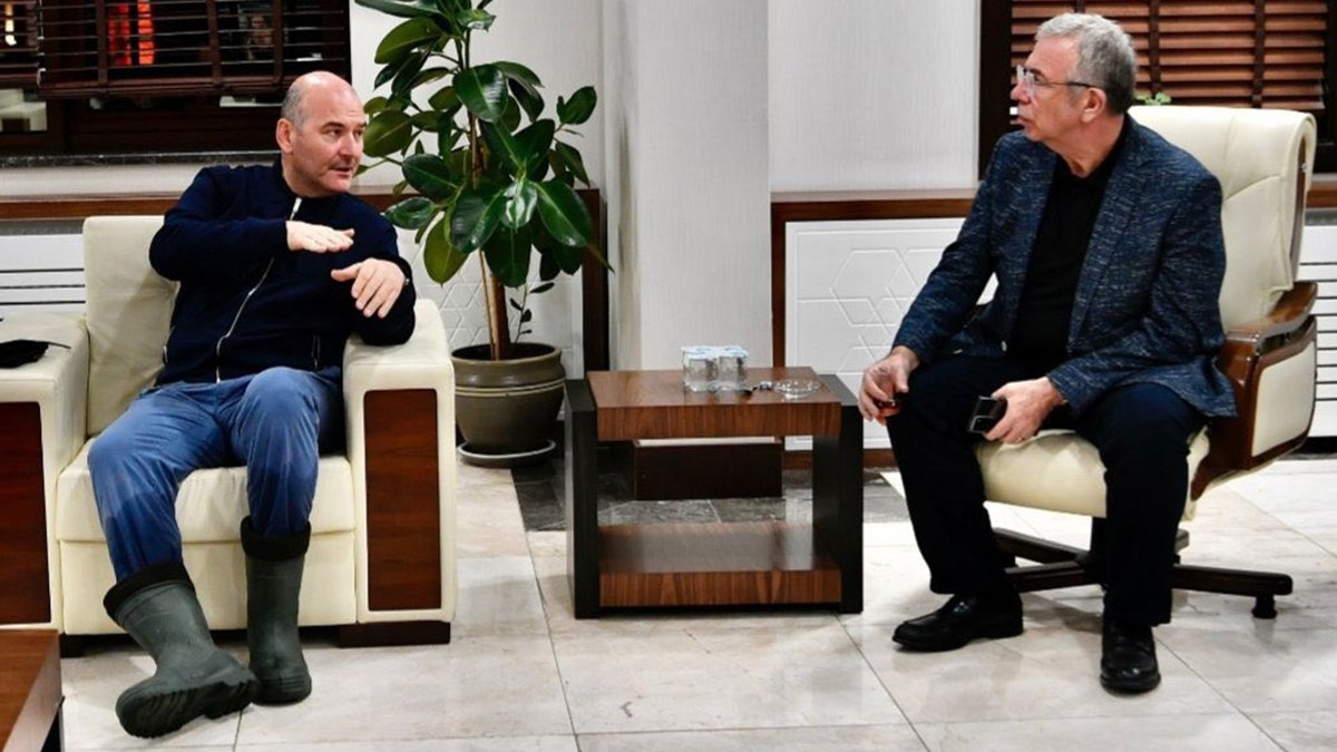 Belediye kanunu değişmeli
Belediye başkanları aynen vali gibi kaymakam gibi atama sistemiyle gelmeli...
Ne demek A partisi B partisi seçilecek gelecek şehrin anasını ağlatacak
Çalacak çırpacak şehrin parasını yiyecek sonra da ee demokrasi var seçmenin oyu
Yerim öyle demokrasiyi