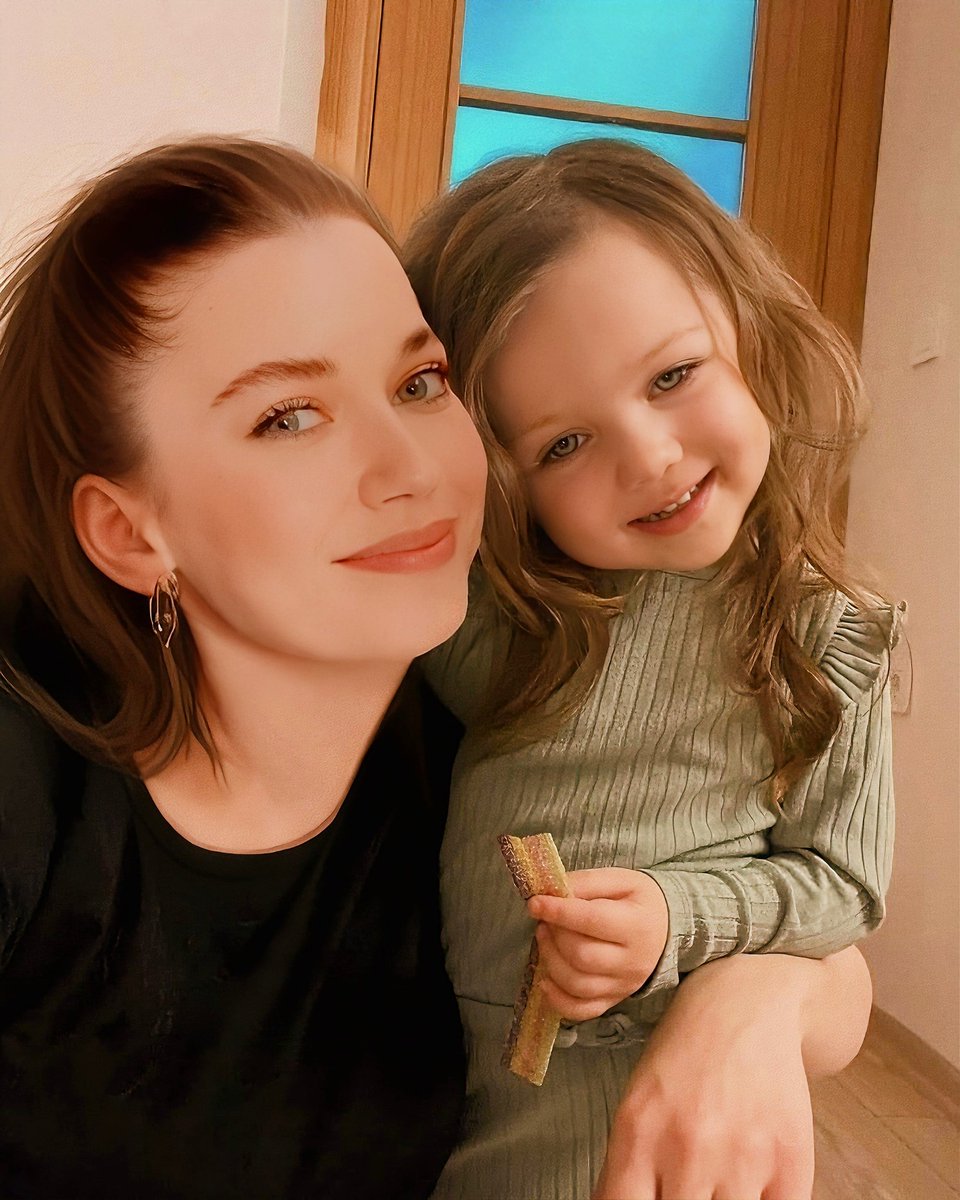 canim annisim🤍 böyle güzel mi güzel fistik gibi bir anniye sahip olduğum için çok şanslıyım 🤍 ve evet canım jelibon cekmistii annim okulundan gelirken almis banaa 😭