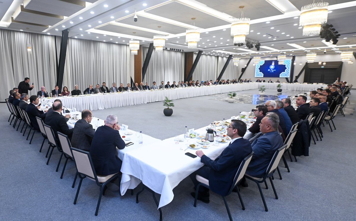 yilmaztunc's tweet photo. İstanbul Üniversitesi Hukuk Fakültesinde birlikte eğitim aldığımız, aynı sıraları paylaştığımız dönem arkadaşlarımızla iftar programında bir araya geldik.  

Avukat, hâkim ve savcı olarak yargının değişik birimlerinde ve devletimizin önemli kademelerinde ülkemize ve milletimize hizmet eden değerli arkadaşlarıma teşekkür ediyor, görevlerinde kolaylıklar diliyorum.